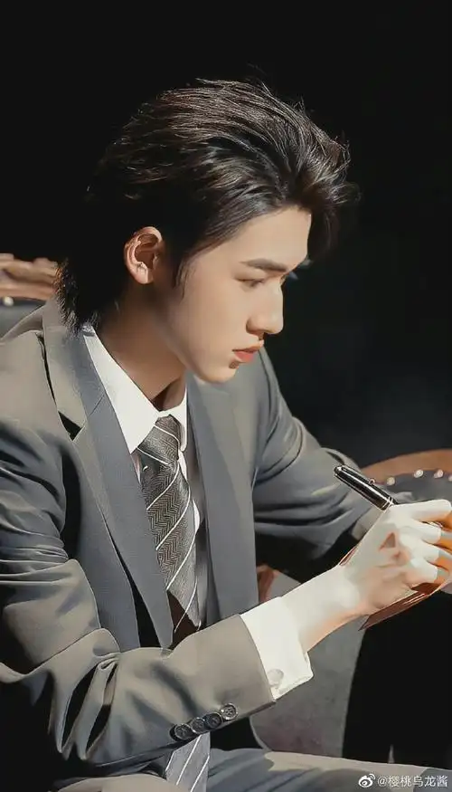 宋亚轩王牌对王牌西装背头造型##宋亚轩王牌对王牌蓝色军装造