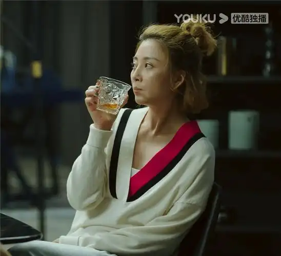 正青春殷桃林睿同款深v领套头毛衣洋气宽松减龄针织上衣服潮春秋优囹