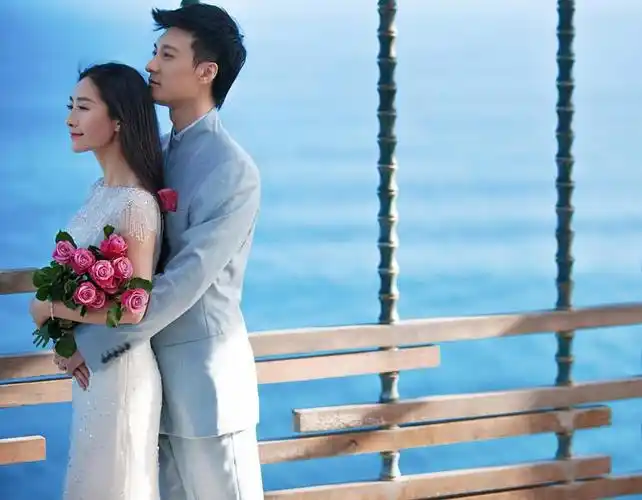 何建泽陶昕然婚照图片