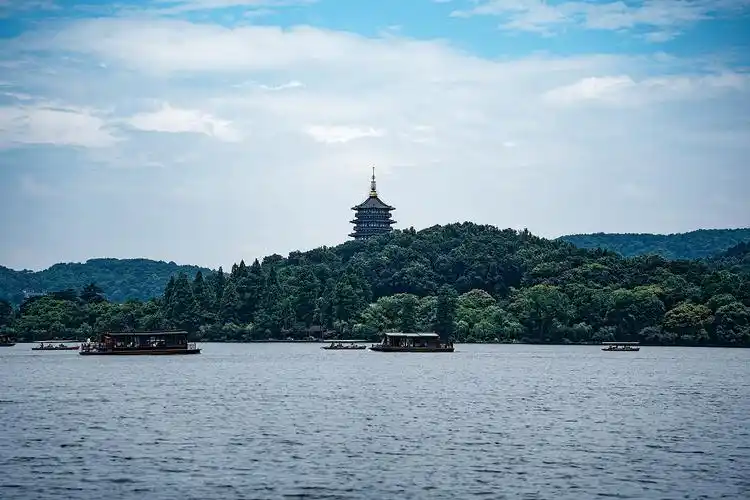 烟雨入江南 山水如墨染  ——西湖