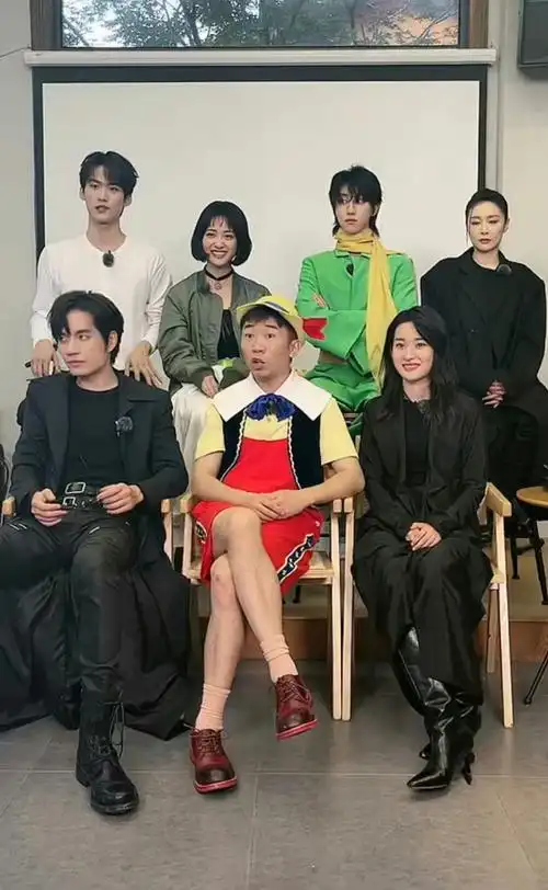 沈月在《青春环游记》里采访提到和杨迪组队最无敌!_高清图集_新浪网