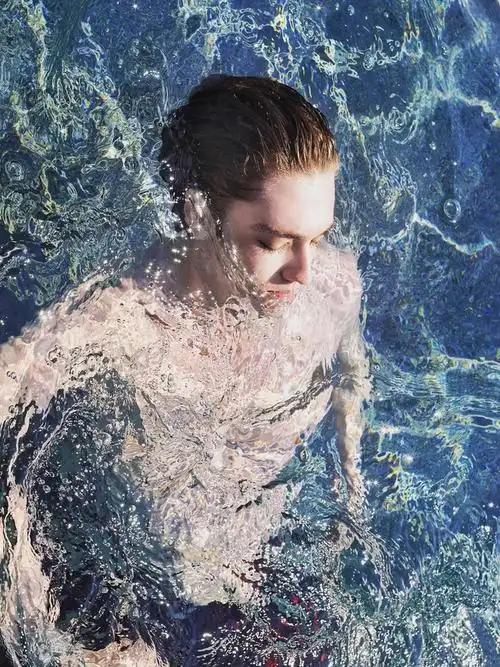 "185腹肌帅哥素颜照爆红网络",又a又欲,看完我想和他网恋!