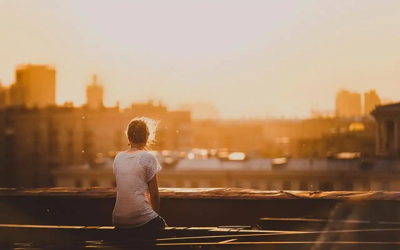 一个人黄昏背影女生