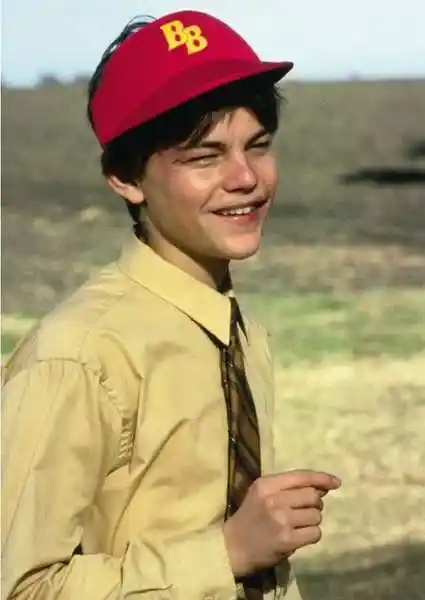 1992年,主演了首部剧情长片《男孩的生活》,和罗伯特?