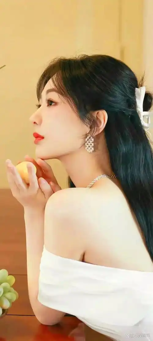 看着杨紫的穿搭的时尚造型,越来越有"女神"的魅力感,优雅迷人的身姿