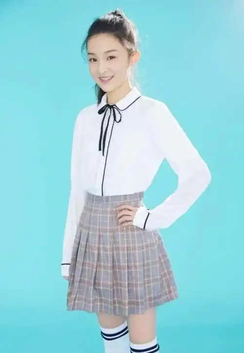 原来她就是《庆余年》叶轻眉,才14岁,能把长袜穿得透光腿细爆_顾语涵