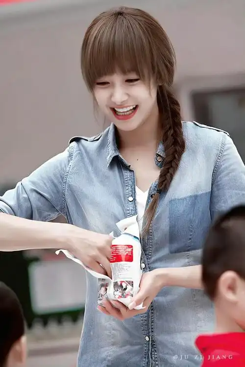 "玫瑰不会枯萎,纸飞机不会掉落,跟随着你的脚步慢慢来"@宋茜