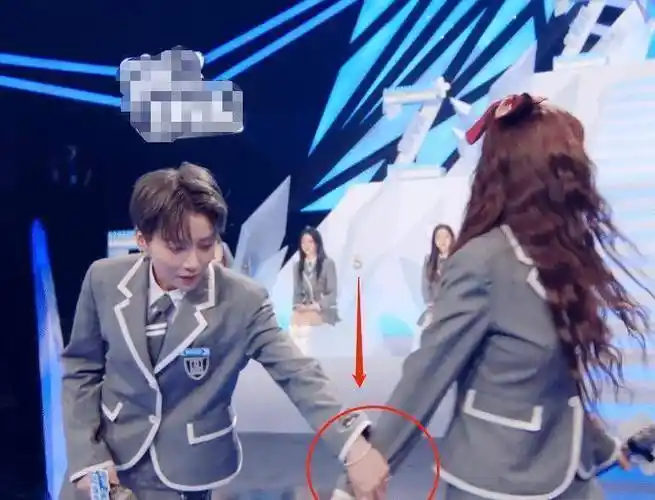 虞书欣"舞台甩手"引热议,用小号发文辟谣,粉丝留言却很真实_刘雨昕