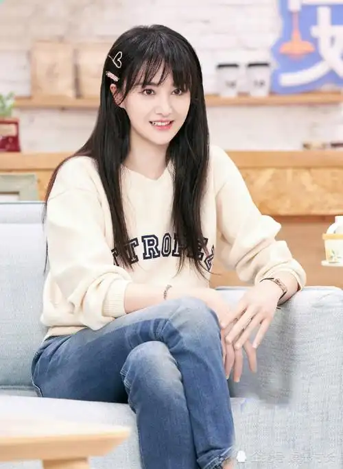 郑爽近况曝光:头发稀疏成大妈,卫生纸都得省着用,穷的只能喝白开水