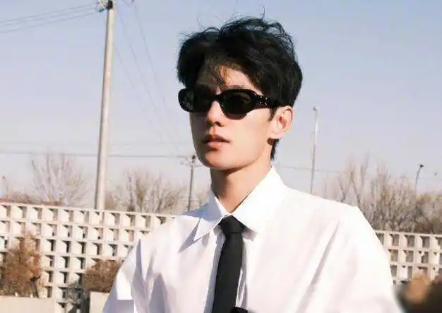 杨洋正式宣布分手?刘昊然踩着周冬雨复出?大s跟前婆婆撕破脸?