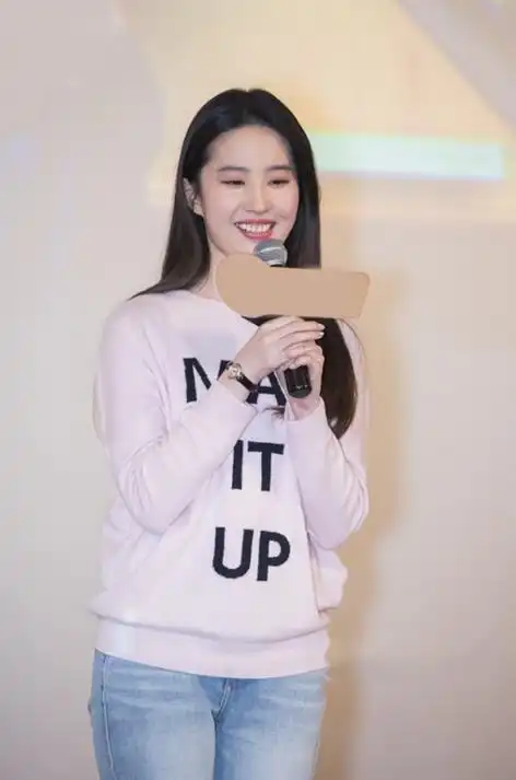 刘亦菲胖了后更有味道!穿粉色卫衣太甜了吧,长直发美成初恋女神