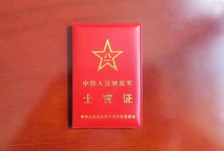 坝上一男子冒充军警!吃饭让老板免单引怀疑报警.