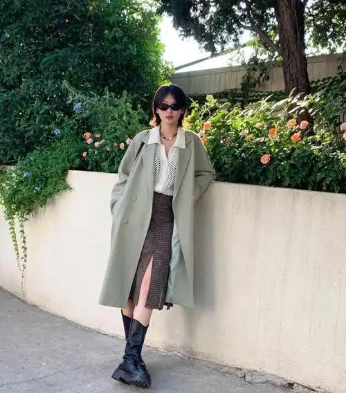 所以没有违和感,而且灰绿色也是和和绿色搭配,深绿色,浅绿色和灰色