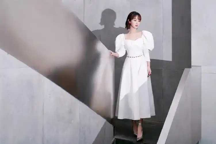 简介:杨紫泡泡袖白裙甜美写真图片,分享一组杨紫图片给大家,图中的