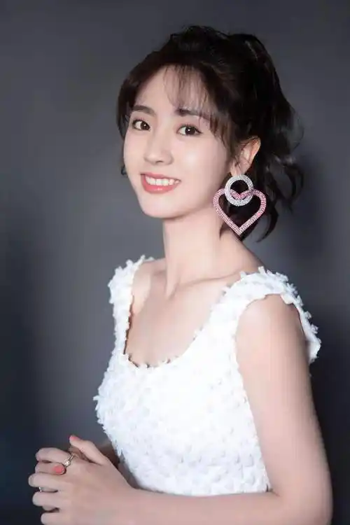 被网友们称为"国民妹妹",单从颜值来看,个人感觉邢菲要比谭松韵还要