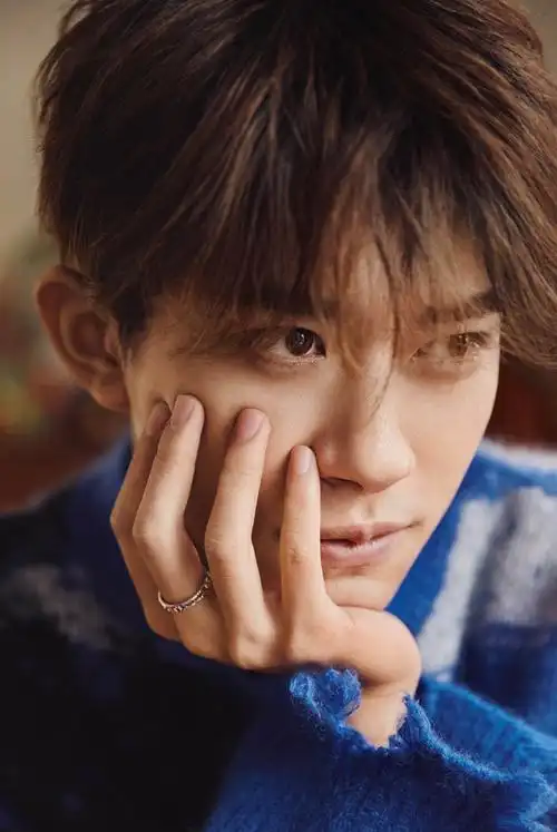 易烊千玺晒新年写真穿蓝色毛衣抱着猫咪治愈系男孩好帅