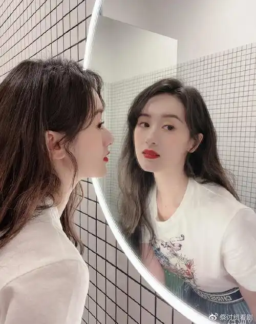袁冰妍深v造型拍广告隔空和妹妹比美