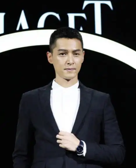 胡歌寸头代言活动 o字嘴吐舌表情帅帅哒更man了