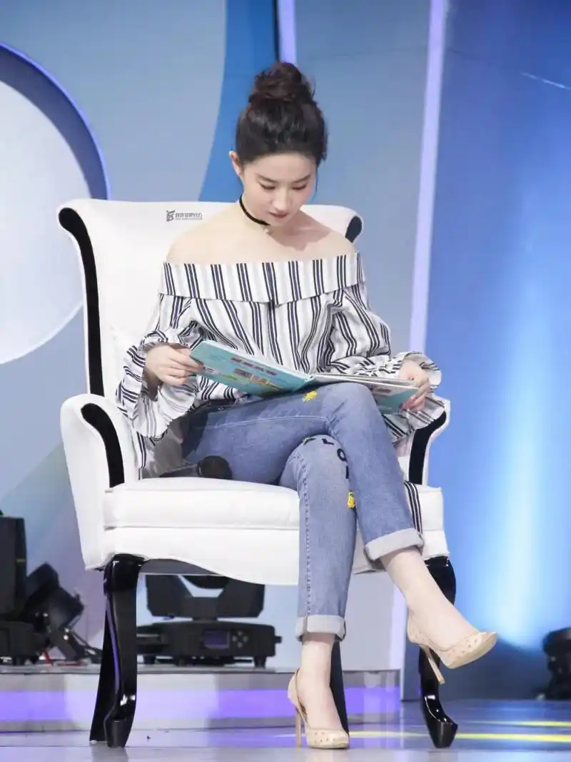 刘亦菲的颜值绝了一字肩上衣配牛仔裤温柔利落溜肩照样美