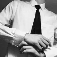 系领带的年轻霸气帅哥头像