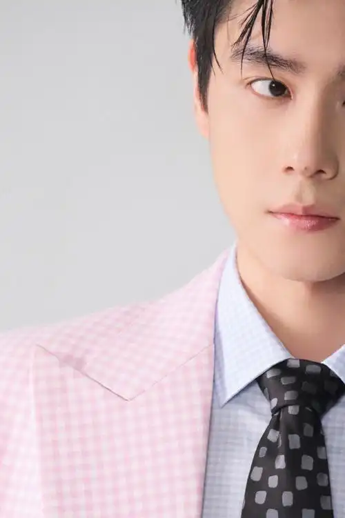 一天三两事##定格这一天##胡一天风度三月刊封面##多面的胡一天