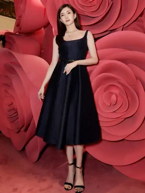 江疏影身穿黑色礼裙