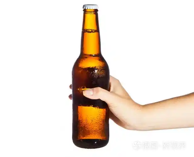 女人手里拿着一瓶啤酒照片-正版商用图片03klip-摄图新视界