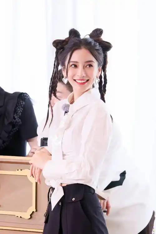 杨颖工作室在社交平台分享了一组杨颖的清爽少女感美照,照片中杨颖穿