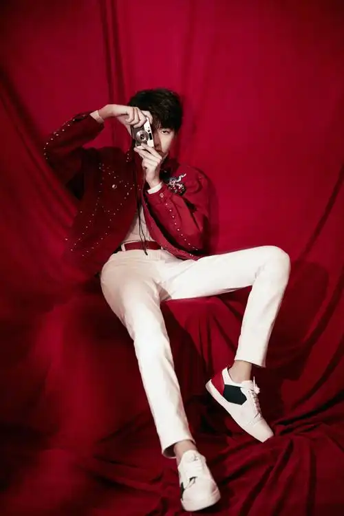 王俊凯刺绣夹克帅气写真图片