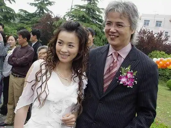 纪敏佳的结婚照像娶了个老公而张庭的结婚照总觉得哪里不对劲3
