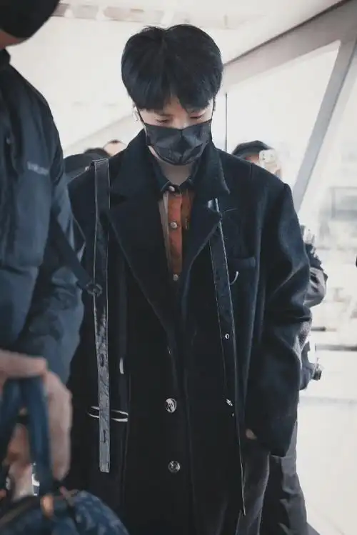 原创刘耀文录制你好星期六路透黑风衣新发型清爽又帅气