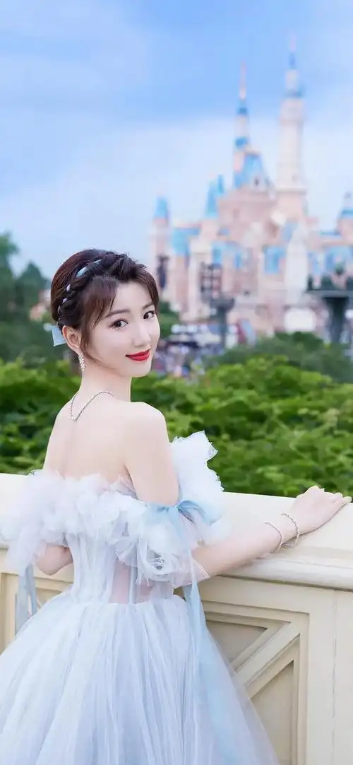 毛晓彤,她的美丽与才华早已在影视圈内传为佳话.