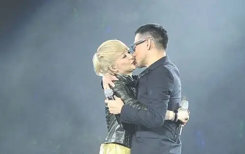 陈慧娴个唱张学友献吻称最中意吴镇宇