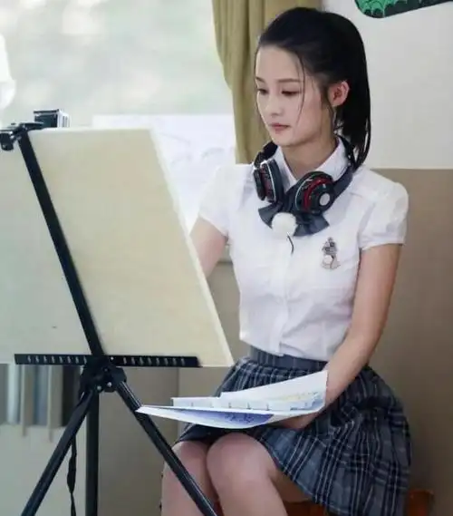 最为让人印象深刻的当属演学生了,身穿校服的李沁虽然比郑爽年长一岁