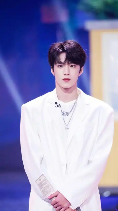 元气爱豆的日常##刘耀文西装狙击