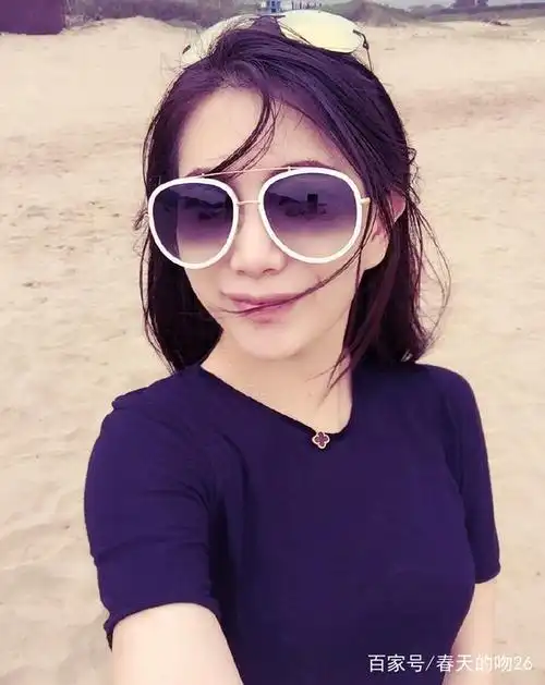 余征瑶,是当红网络歌手许嵩的表妹,很多网友爆料她是陈晓的初恋,两人