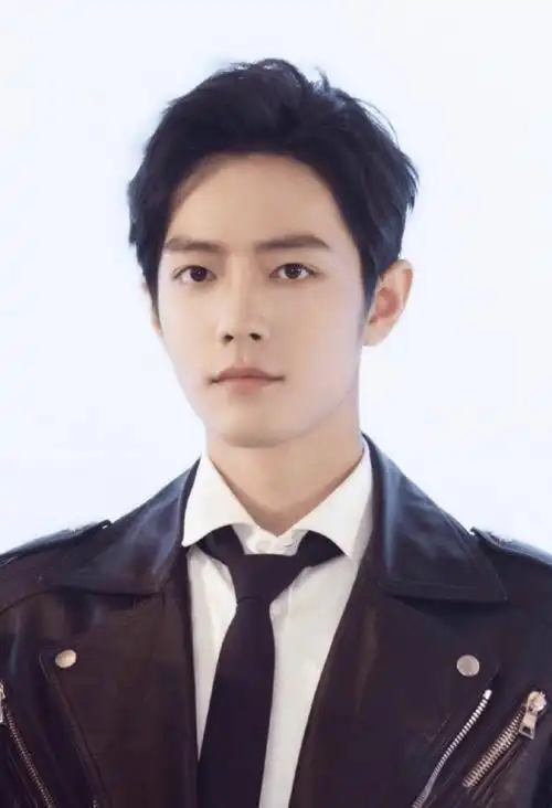 《诛仙1》活动发布会的现场,我个人非常偏爱这种掀起刘海露出发际线的