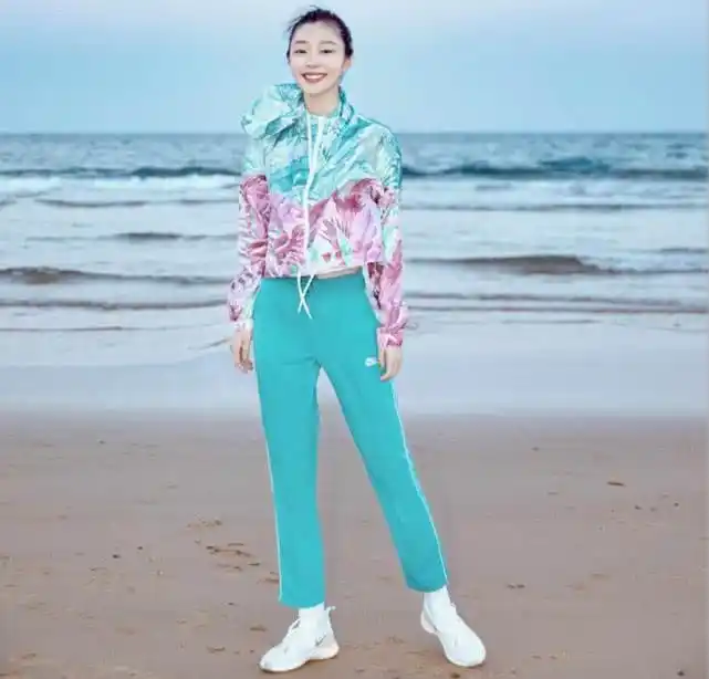 宋轶晒海边照秀马甲线,当她抬起胳膊的那一刻,网友评论炸了!