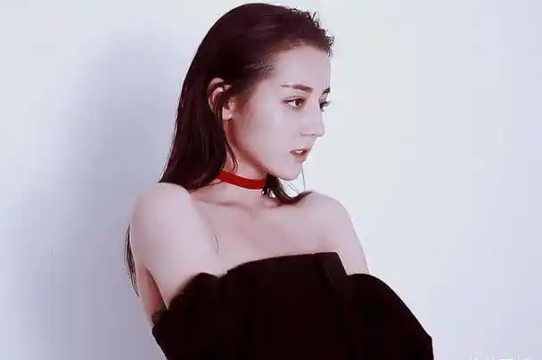 原创迪丽热巴拍策划时突然脱掉外套下一秒画面让摄影师都差点扛不住