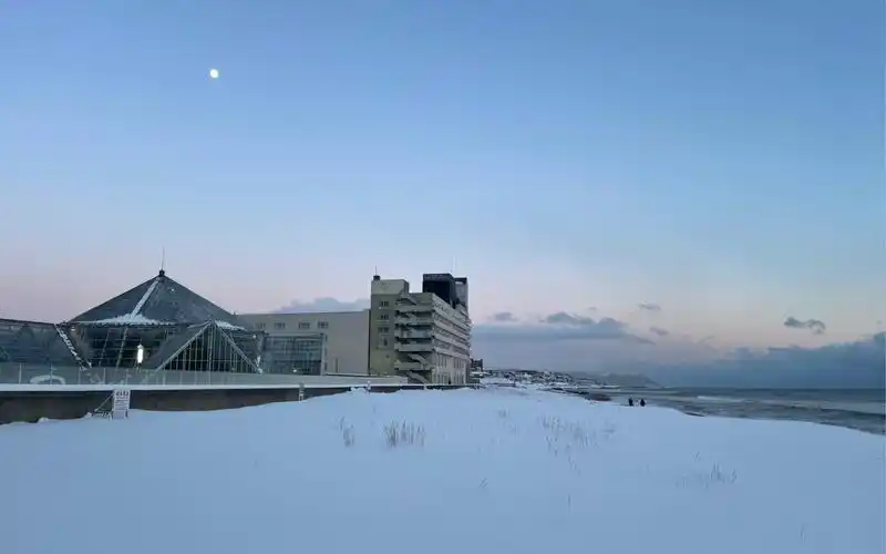 白雪皑皑与海面相接,绝美北海道雪景