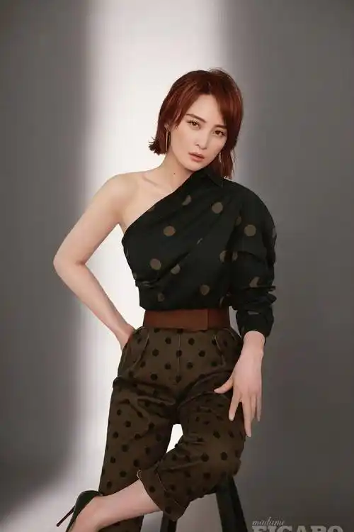 44岁蒋勤勤近照曝光,银边妆容 黑色泡泡袖,仿佛未来大片女战士_风格_