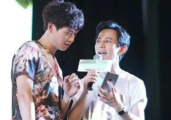 谢娜曝魏大勋和王源旅行还要aa制包文婧表情极不自然