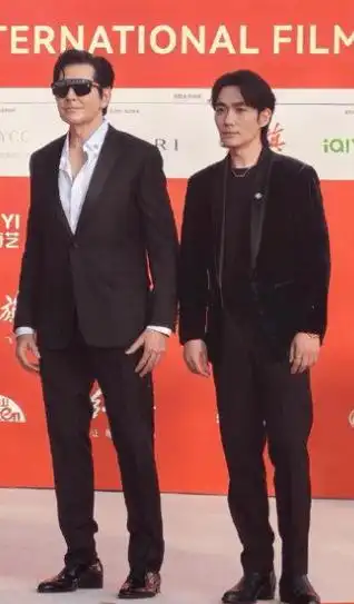 这一夜,63岁费翔秒了36岁朱一龙,才知道啥是身高带给男人的霸气