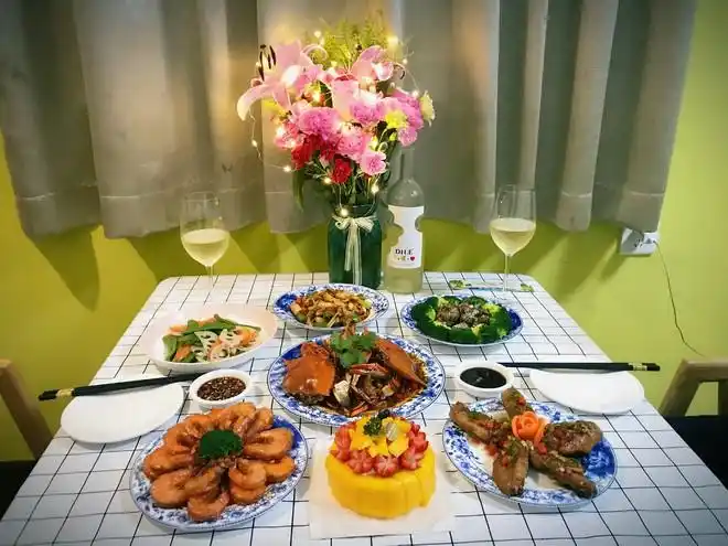 用料虾20只梭子蟹2只鸡翅5个鱿鱼1只花螺半斤素菜自己搭配生日美食的