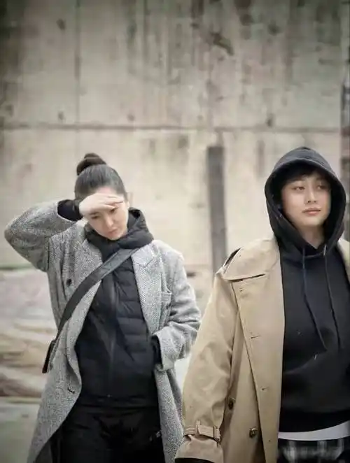 才44岁已白发苍苍,素颜出门这张脸太高级_李佳_时尚_气质