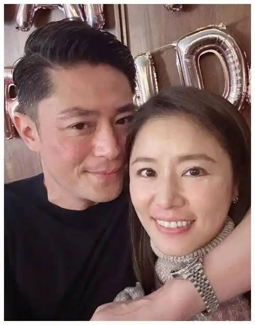 与霍建华结婚多年,他们俩有一个可爱的女儿,一家三口其乐融融,甜蜜又