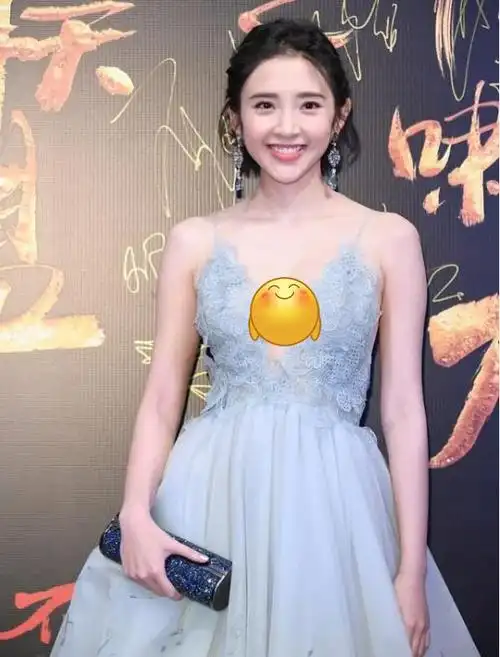 唐艺昕身材真是好,薄纱裙子美得让人心动,气质更是文艺