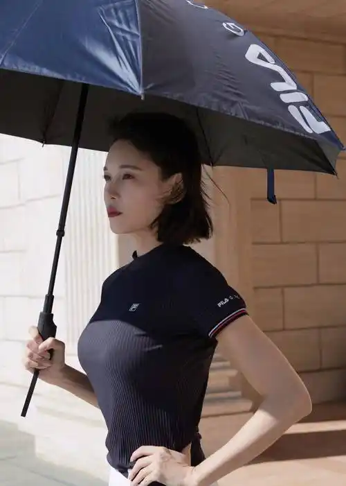 武打女星张蓝心,在蓝天白云下,展示大长腿和骄人身材_高尔夫球_成龙