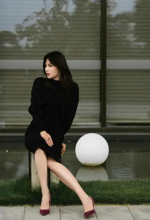 刘涛气质真好,穿简约小黑裙搭配高跟鞋,美得优雅大气