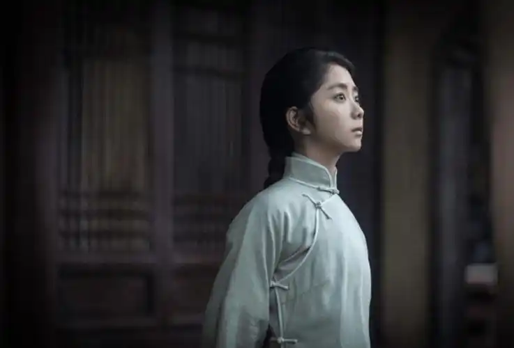 谭松韵新剧造型好知性!着素净旗袍眼神温柔坚定